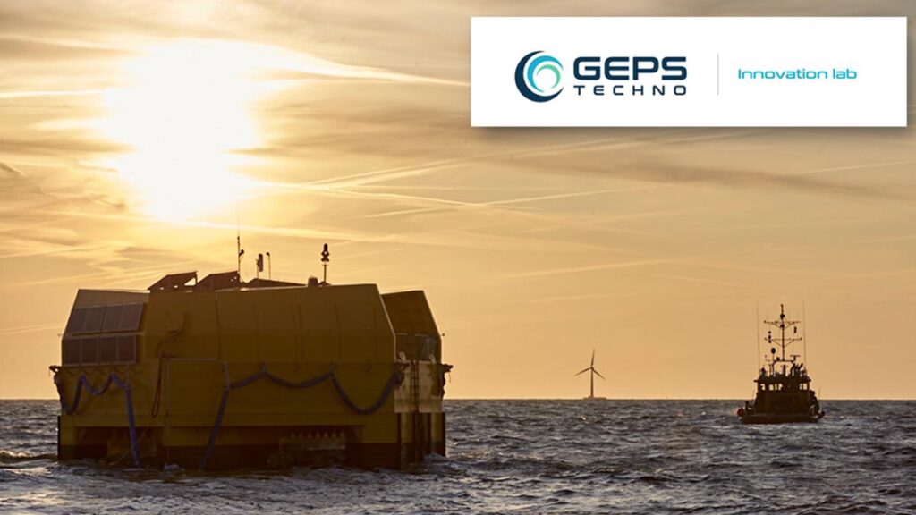 Bouée GEPS Techno en mer au coucher de soleil avec en haut à droite de la photo, le logo Innovation Lab