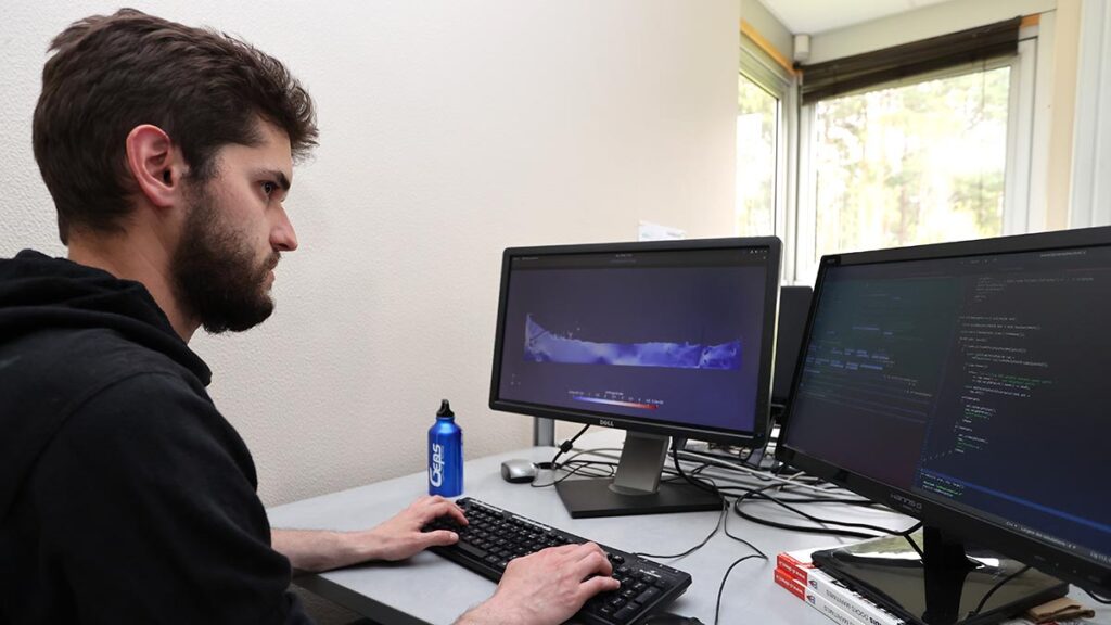 Ingénieur de l'équipe StabInSea au sein de GEPS Techno devant son ordinateur PC en train de travailler sur une simulation de stabilisation